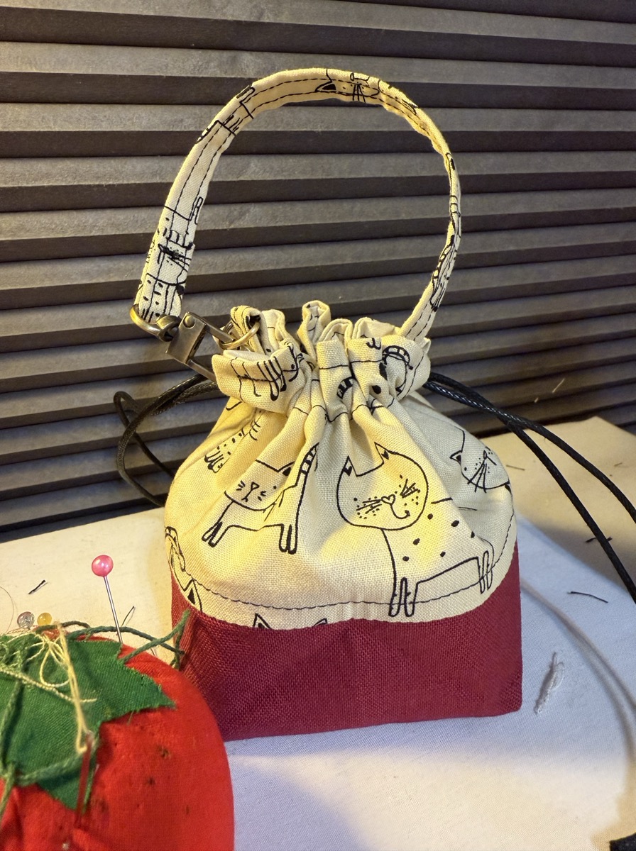 縫紉小發現：做小作品前，先把線頭和布邊整理好